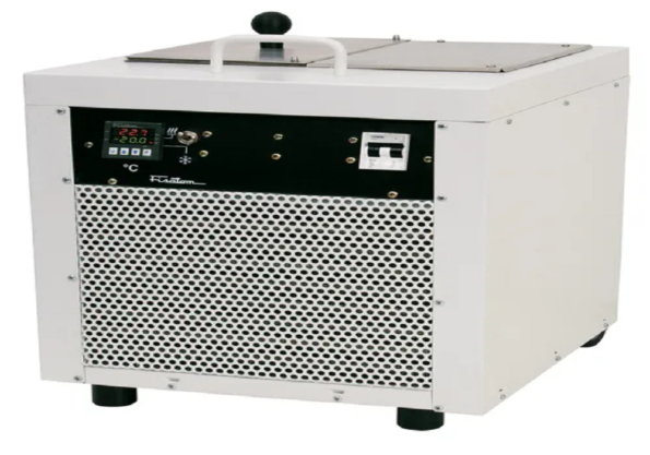 Banho termostatizado modelo 861 de 9 L, trabalha de -20 a 95 °C. 230V